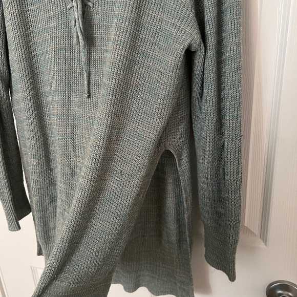 Beautiful Turquoise Pullover Sweater Top - Picture 2 of 3